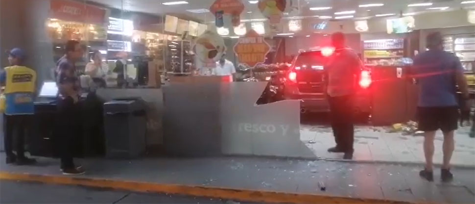 Conductora se mete con su camioneta en tienda de conveniencia en Honduras