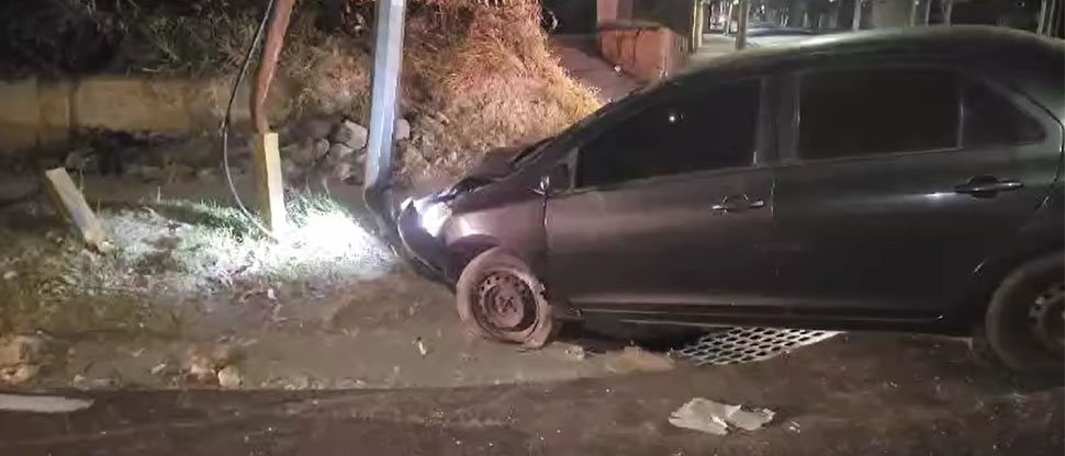 Automóvil se estrella a gran velocidad contra vivienda en la colonia Escalón