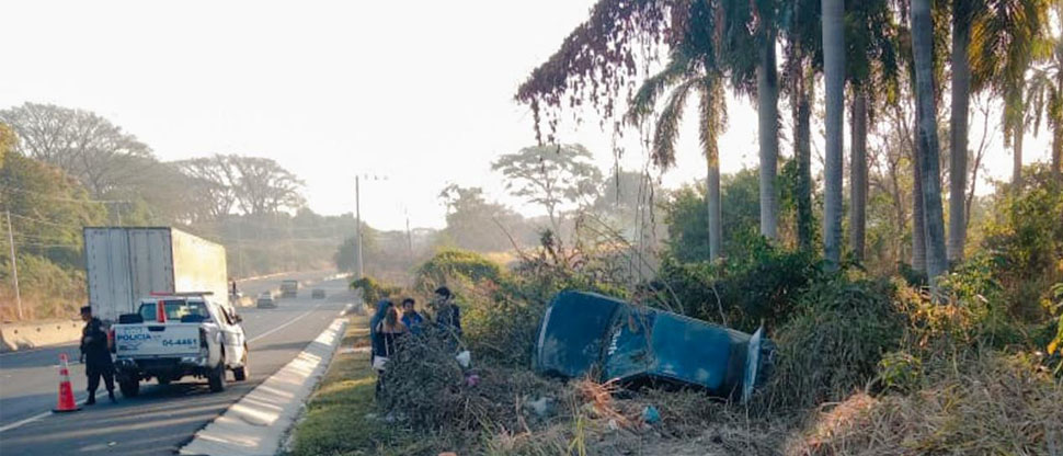 Carro a excesiva velocidad se sale de la vía y vuelca en Opico, hay 2 lesionados