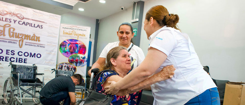 Diputada del PARLACEN, Cecilia Rivera, entrega 10 sillas de ruedas a familias de Cabañas