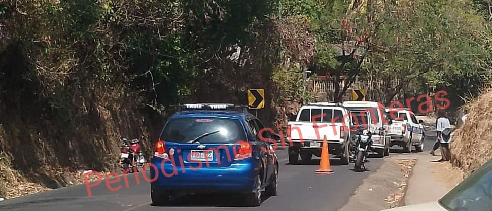 2 menores que viajaban en moto sufren lesiones graves tras chocar contra microbús