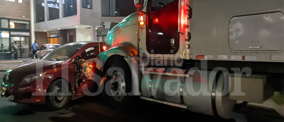 Rastra y carro particular protagonizan choque en San Miguel