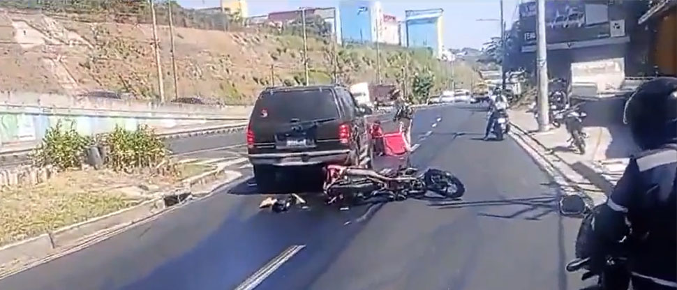 Derrame de aceite en el bulevar del Ejército provoca grave caída de motociclista