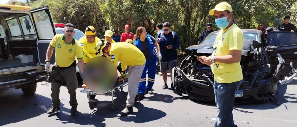 Trasladan de emergencia a mujer lesionada tras fuerte choque