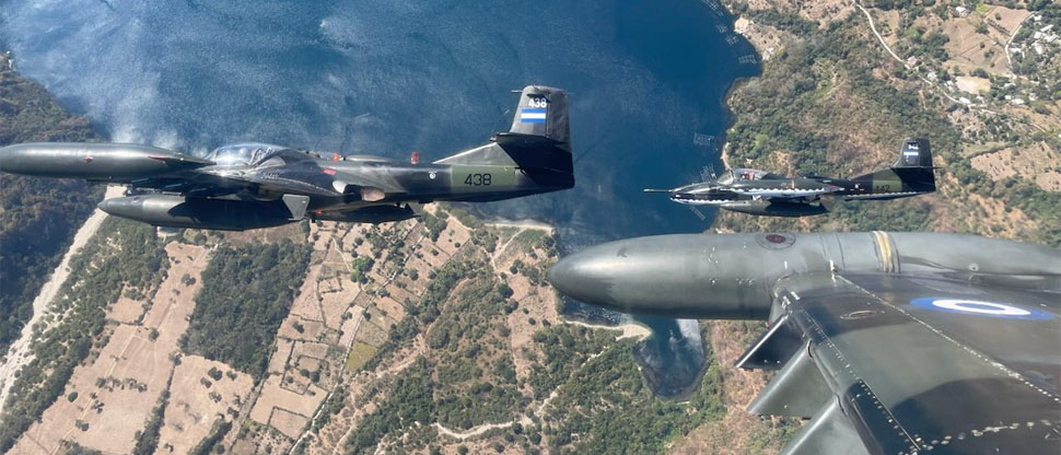 Pilotos de la Fuerza Aérea lucen sus mejores acrobacias en el Ilopango Air Show 2024