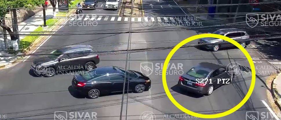 Captan a automovilista haciendo giro prohibido y casi provoca dos choques
