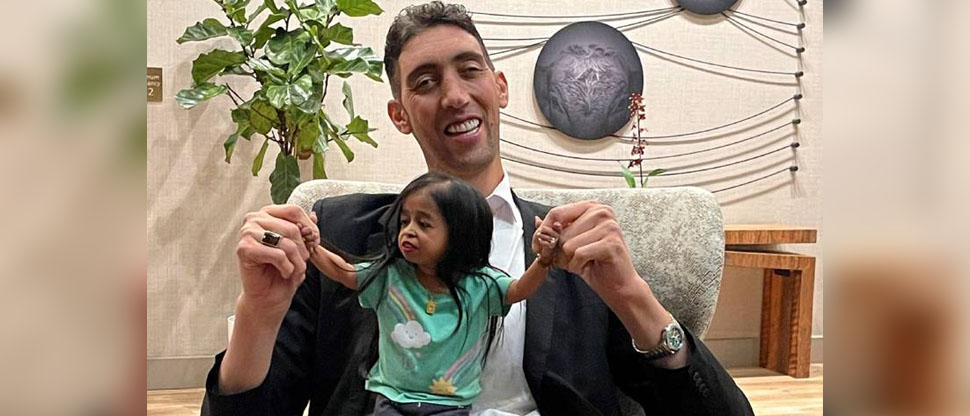 POLOS OPUESTOS: mujer más pequeña y hombre más alto se reúnen