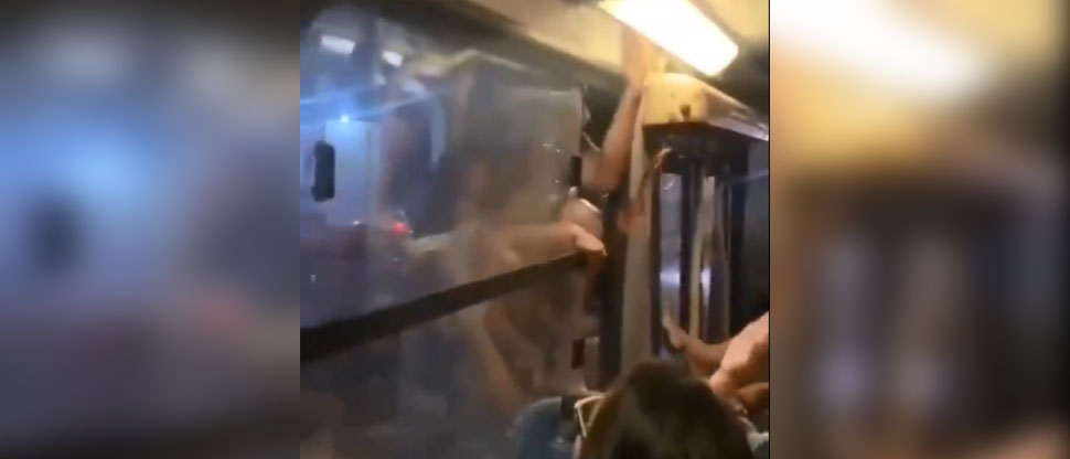 Hombre salta a bus en movimiento para sorprender a su novia siéndole infiel