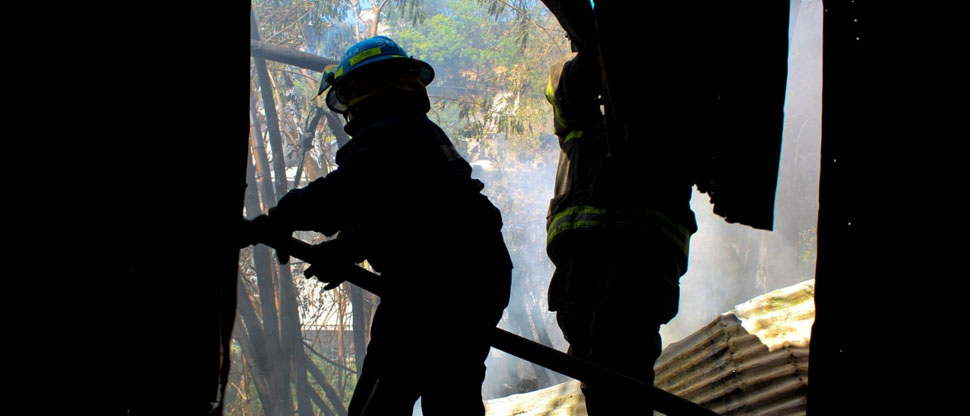 Bomberos sofocan incendio en predio donde almacenaban madera y láminas