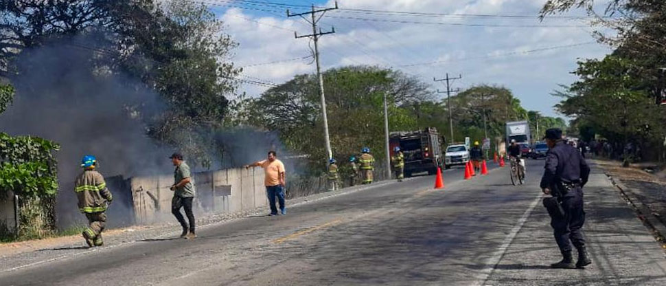 Incendio reduce a cenizas una chatarrera en la carretera Litoral