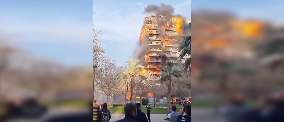 Bomberos trabajan para rescatar a padre e hija atrapados tras incendiarse edificio en Valencia
