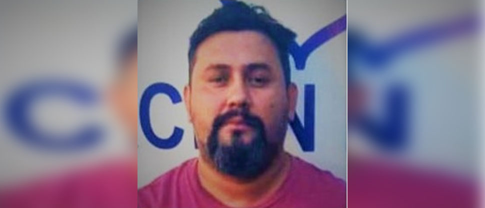 Ordenan la captura de hombre que le “echó el carro” a un agente del CAM