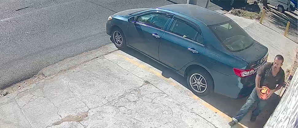 Sujeto roba un balón en un negocio sin darse cuenta que fue grabado en video 