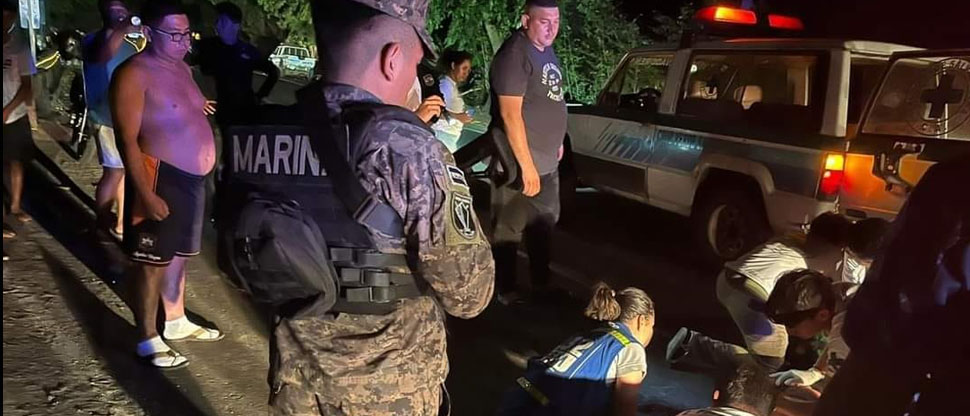 Militares auxilian a motociclista que se accidentó en carretera Litoral