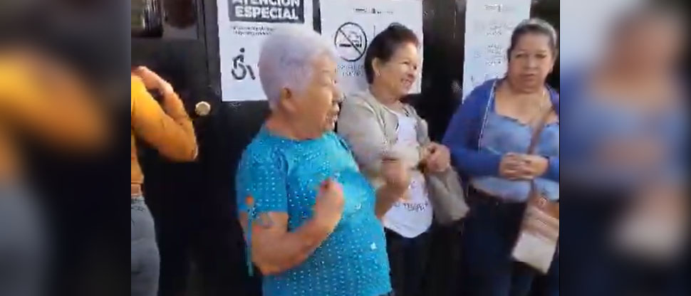 La niña Lilian se queja porque a las 8:00 no había abierto el centro de votación en Apopa