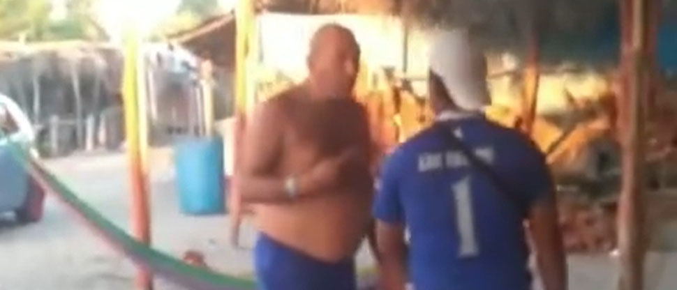 Captan a Omar Angulo enfurecido preguntando a salvadoreño: “¿No sabes quién soy yo?