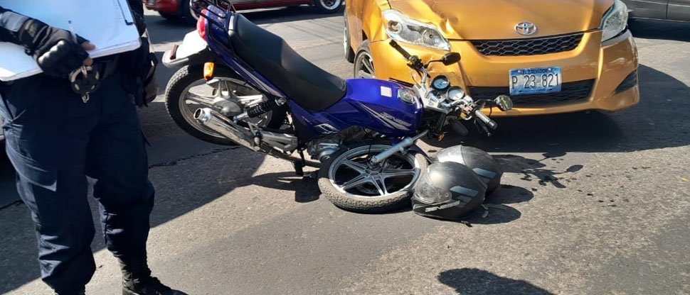 Conductores provocan fuerte choque en transitada calle de San Salvador