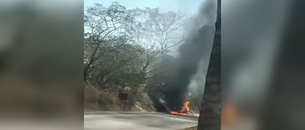Incendio reduce a cenizas un pick up en la carretera al Puerto de La Libertad