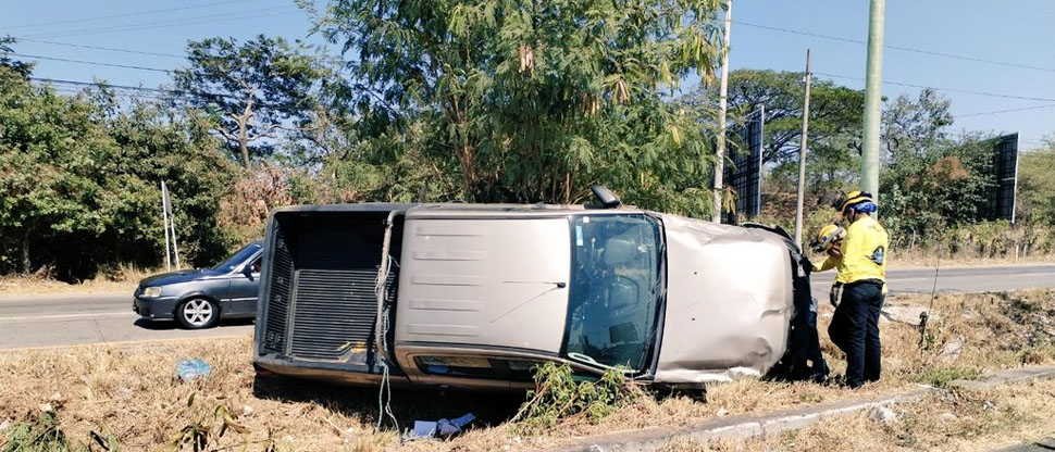 Pick up se sale de la carretera a Comalapa y vuelca, hay dos lesionados
