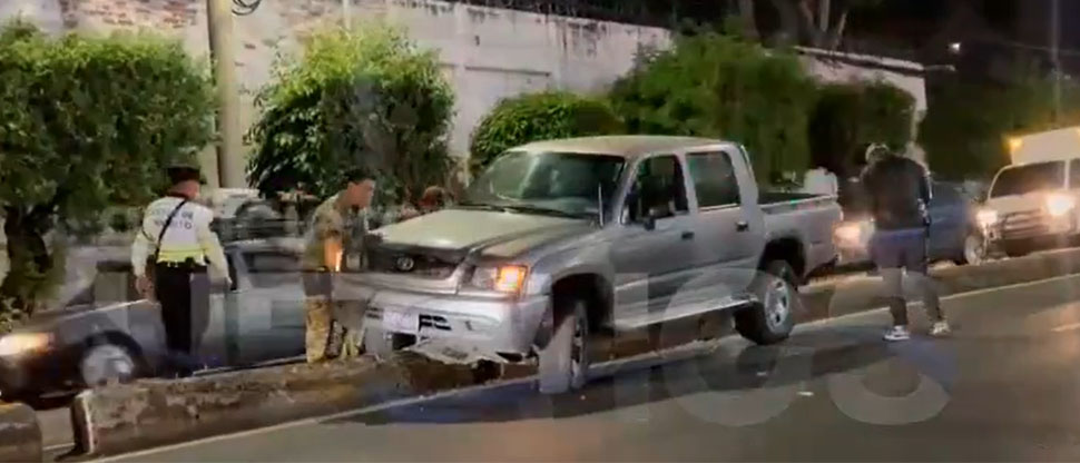 Pick up con problemas mecánicos termina empotrado en separadores de carril