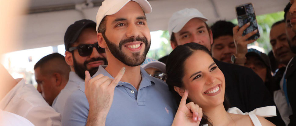 Entre ovaciones Presidente Bukele emite su voto