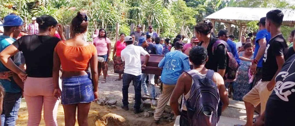 “Aún estaba calientita”: familia desentierra a joven para “revivirla” por medio de rezos