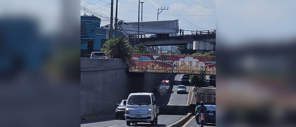 Rastra se atora en paso a desnivel en el bulevar Venezuela y derriba la barrera de seguridad