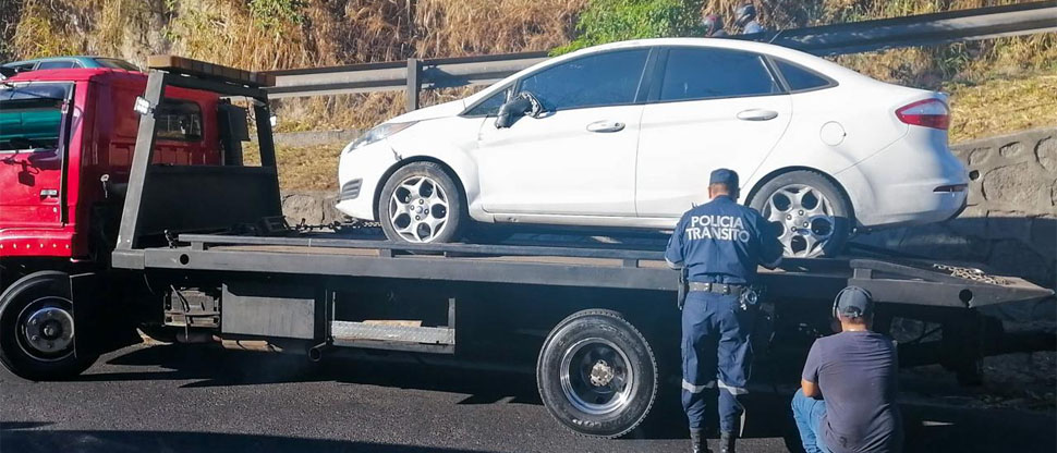 PNC retira carro volcado y habilita circulación en la carretera de Oro