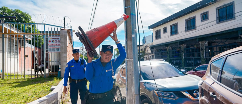 Retiran obstáculos en varias calles de la colonia Escalón