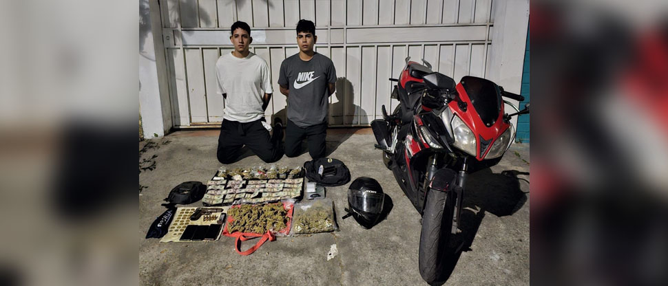 Capturan a dos jóvenes y les decomisan sustancias ilegales, dinero y una pistola