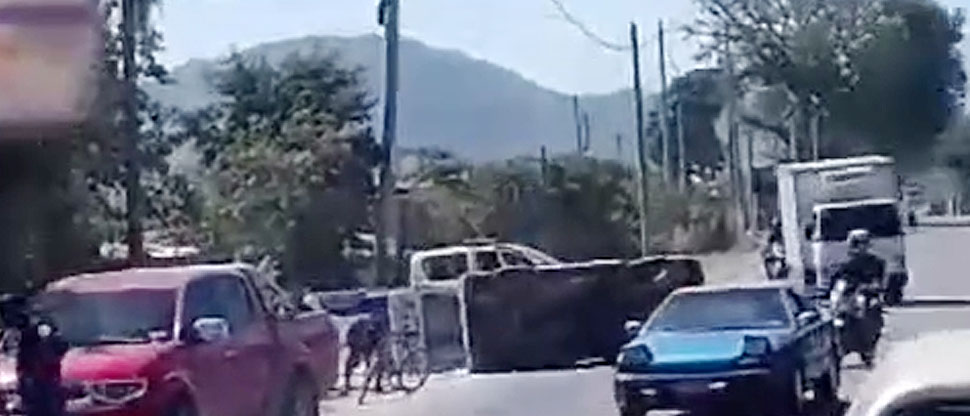 Reportan vehículo volcado en carretera hacia Metapán