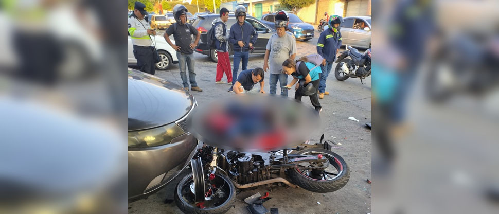 Motociclista y su acompañante resultan lesionados tras fuerte choque en Mejicanos