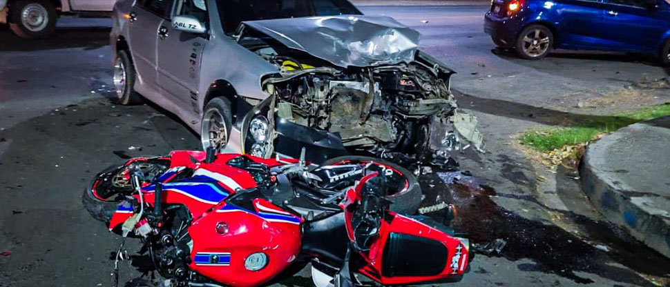 Conductor y motociclista provocan fuerte choque en San Miguel