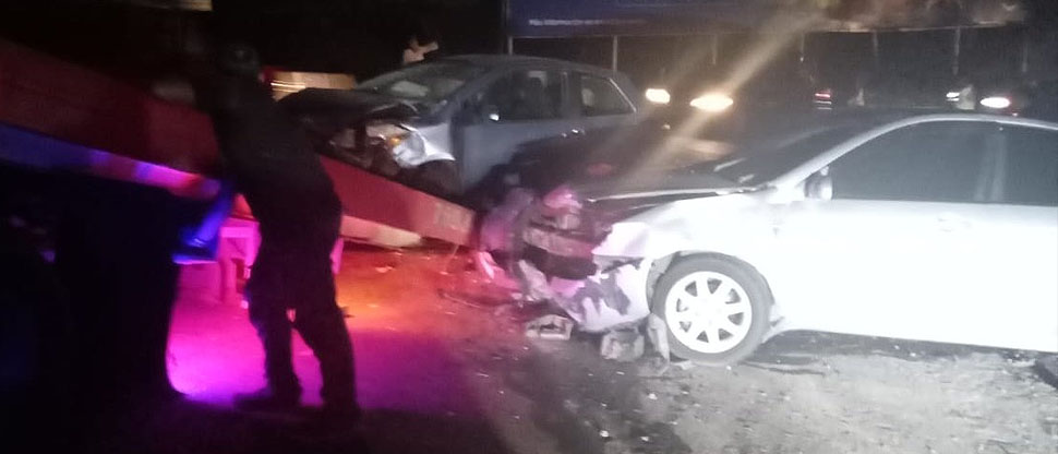 Aparatoso accidente deja varios lesionados en carretera al Puerto de La Libertad