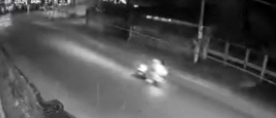 Captan momento cuando vehículo en sentido contrario impacta a motociclista y su acompañante