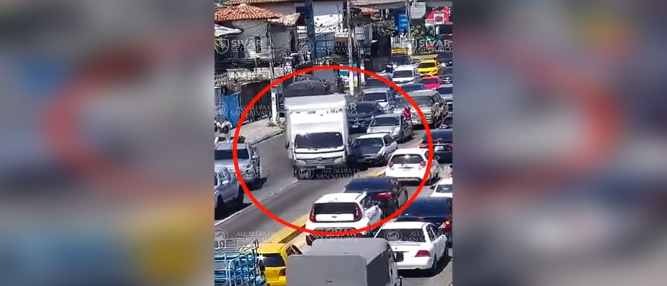 Distracción al volante provoca choque en pleno tráfico en San Salvador