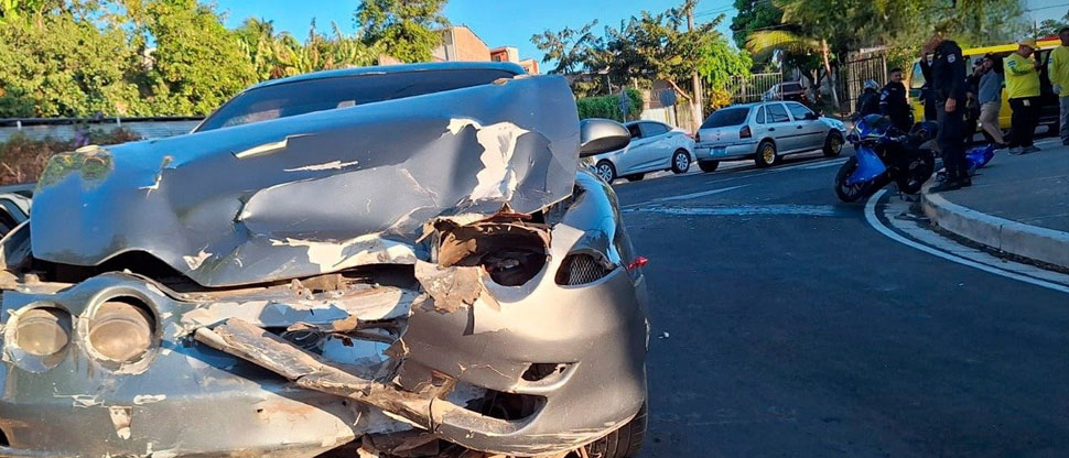 Conductores ocasionan fuerte choque en transitada calle de San Salvador