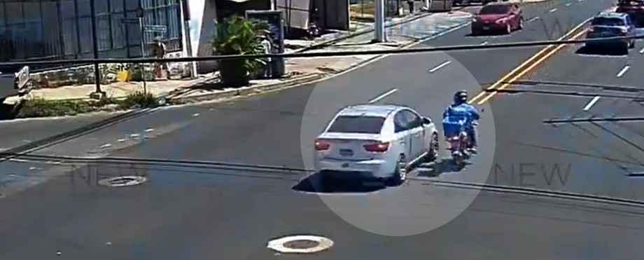 VIDEO | Conductor invade el carril a un motociclista y lo embiste en Merliot