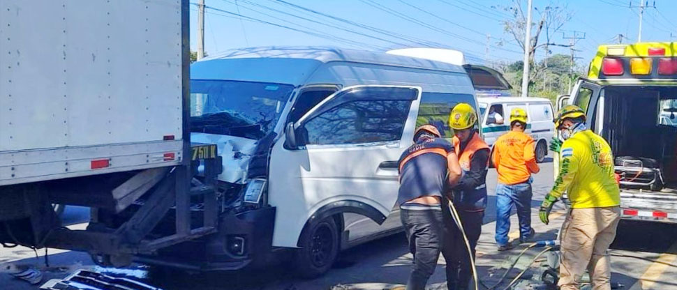 Auxilian a persona tras chocar microbús contra un camión en La Libertad