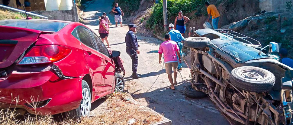 Se registra aparatoso accidente de tránsito en San Juan Tepezontes, La Paz