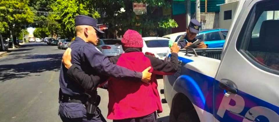 Agentes auxilian a anciano de 80 años y lo llevan a un centro hospitalario