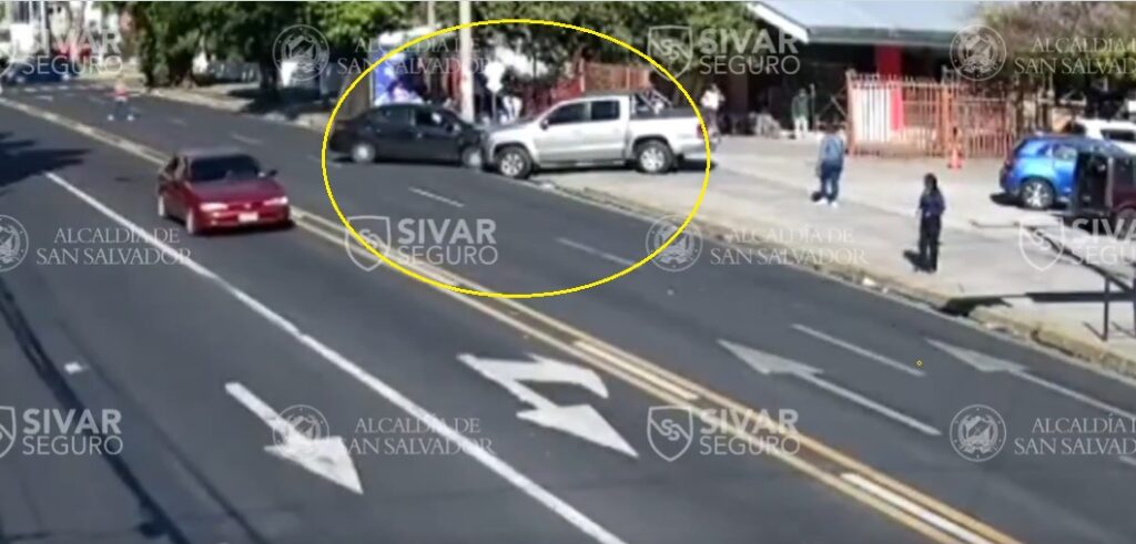 Conductor choca de frente con otro carro tras cruzar la doble línea amarilla en San Salvador