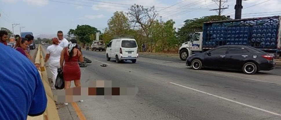 Mujer muere atropellada al intentar cruzar en carretera a Sonsonate