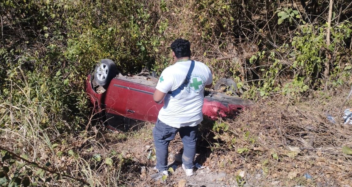 Conductor pierde el control y cae en un barranco de Chiltiupán, La Libertad
