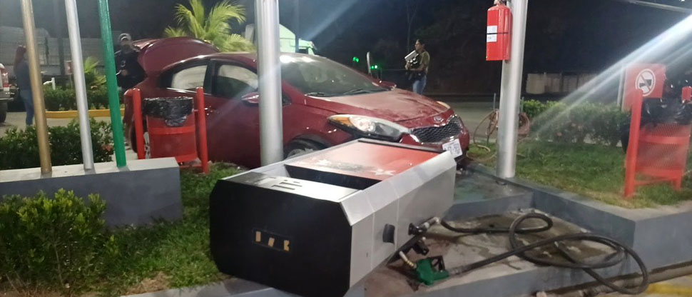 Conductor borracho choca contra dispensador de gasolina tras intentar evadir control antidoping