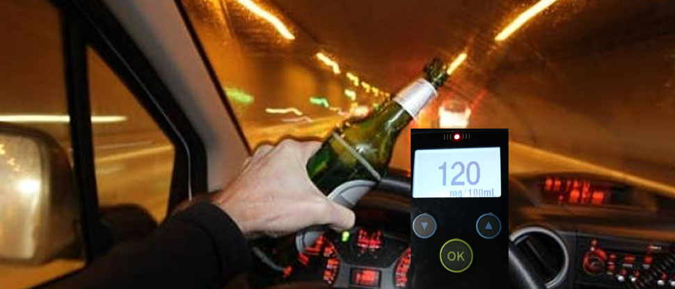 Borracho al volante desobedece las leyes de tránsito y termina bajo arresto