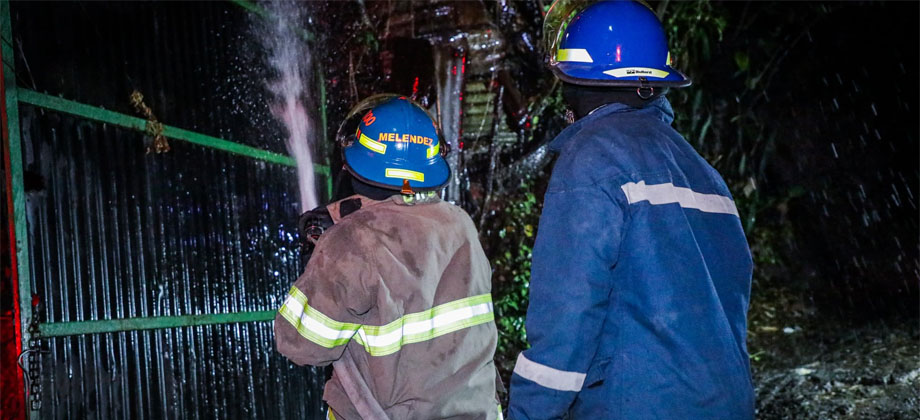 Sofocan incendio en taller ubicado en calle principal a Mariona