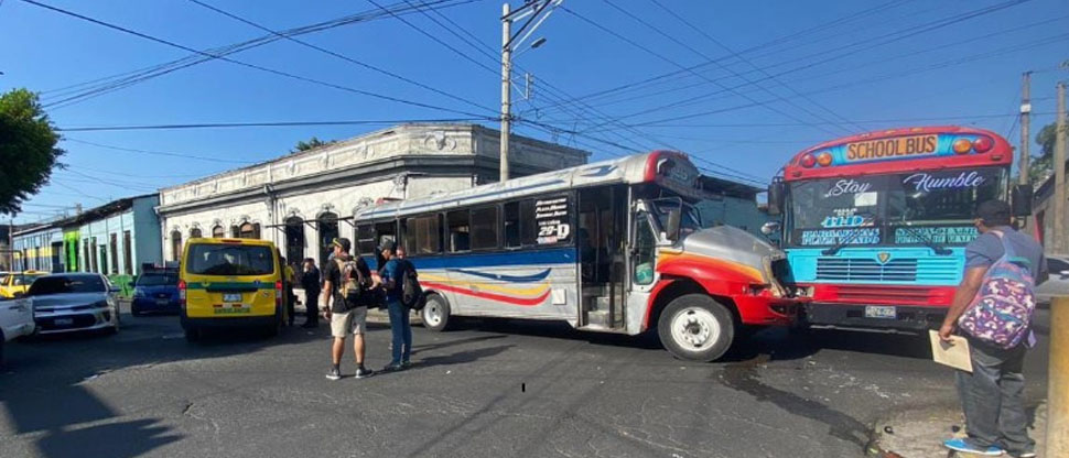 Busero irrespeta una señal de alto y choca contra otra unidad en San Salvador