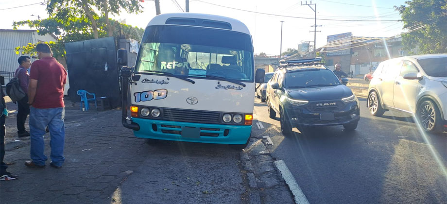 Multan a microbusero de la ruta 100 por estacionarse en zona no autorizada