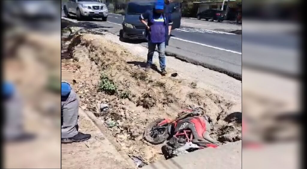 Socorristas auxilian a motociclista que perdió el control y cayó en una cuneta